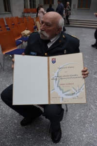 Jiří Čupr při slavnostním předávání osvědčení o odboji