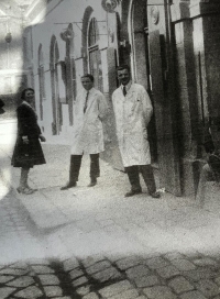 Dědeček Jiřího Kocourka před svým pracovištěm