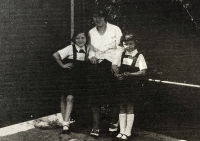 Babička Jiřího Kocourka s matkou a tetou