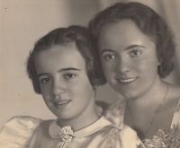 Květa a Blažena Podlipné - maminka a teta  Zory Janovcové