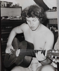 Mladý Leoš Mayer během cvičení na kytaru, 1981