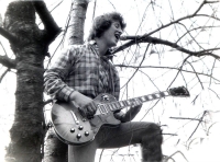 Během hry na kytaru, 1982