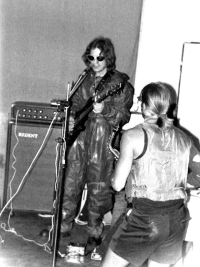 Pamětník s kytarou během koncertu UKD, 1988