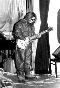 Pamětník hrající na kytaru během koncertu UKD, 1988