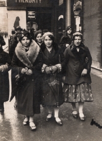 Maminka pamětníka (uprostřed) v Polsku pravděpodobně u své rodiny