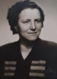 Maminka Marie Krůtová, foto před uvězněním, rok 1951