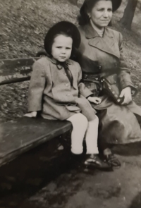 Maminka se sestrou Jindřiškou, rok 1947