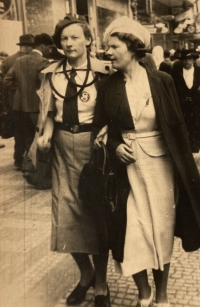Matka Marie Svobodová (vlevo) s kamarádkou Jarkou Lesákovou v sokolských uniformách, 30. léta