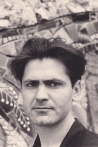 Геннадій Гриценко під час роботи над барельєфом "Земля і космос", 1968 р.