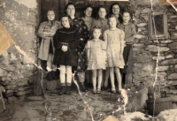 Babička Albína Marešová a jedna z žen, která jí svým svědectvím zachránila život, 1945–1946