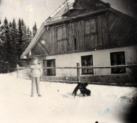 Miloslava Hojdekrová s babičkou Albínou na hájovně U Babůrka, 1958