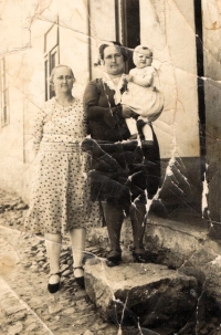 Babička Albína, její sestra Marie drží matku pamětnice v roce 1932