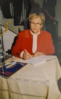 Miloslava Kelblová na autogramiádě své knihy o nápojích, rok 1997