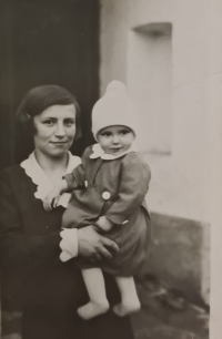 Miloslava Kelblová s maminkou, rok 1937
