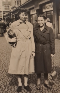 Miloslava Kelblová se sestrou Jindřiškou, rok 1955