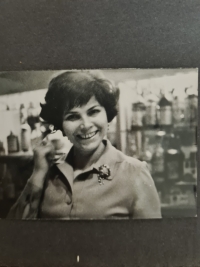 Miloslava Kelblová za barem, 32 let, rok 1968