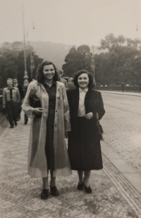 Miloslava Kelblová, v Praze po propuštění z vězení, vlevo, rok 1952