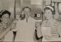 Miloslava Kelblová, v nočním podniku Split, kde vařila, zcela vpravo, rok 1968