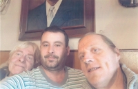 Hudební fanoušek Martin Oulický (vpravo) na fotografii s bubeníkem Klaudiem Kryšpínem (vlevo)