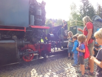 S dětmi ze Svobodné školy Ronja při jednom z výletů – vysvětlování principu parní lokomotivy, 2018