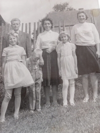 Kristina Kortišová (první zleva) s rodinou v Polné na Šumavě, asi 1961