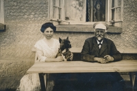 Pradědeček Jany Budíkové Jan Zikmund se svou dcerou Růženou Semanskou a psem Boxlem