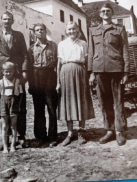 Dědeček pamětnice Josef Gajdoš s rodinou, Provodice, 1949/1950