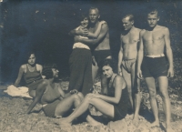 Rodiče Jany Budíkové Dagmar a Jan Budíkovi (objímající se) s přáteli, Potštejn, 1932