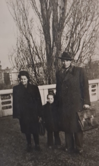 Rodiče s Jindřiškou u Jiráskova mostu, 40. léta