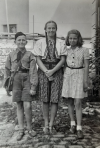 Dagmar Stará vpravo, před válkou