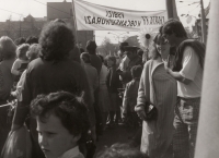 1. máje 1987 v Olomouci, na fotografii v popředí syn Ondřej, zezadu lze vidět Rudolfa Berezu a Tomáše Hradílka, kteří drží transparent s heslem: „Charta 77 vybízí k občanské kuráži!"