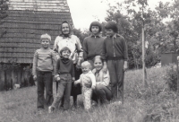 Stařenka Anna Váňová - babička s vnoučaty