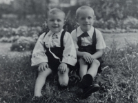 Stanislav Zámečník s mladším bratrem po osvobození v roce 1945. Bratr přišel při bombardování o nohu. 