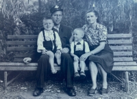 Stanislav Zámečník s rodiči a starším bratrem. Stanislav sedí u maminky. 