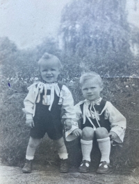 Stanislav Zámečník se starším bratrem v roce 1941