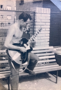 Stanislav Zámečník s kytarou