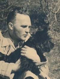 Otec Jan Budík se psem zvaným Mikin, 1936