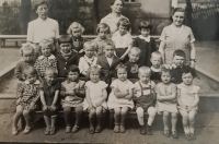 Základní škola, 1. třída, Miloslava Kelblová čtvrtá zprava, rok 1942