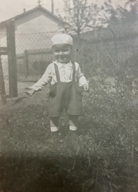 Před rodným domem ve Staré Libni
