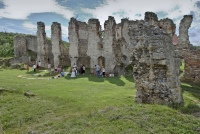 Zvířetice, zbytky hradu ze 13. století, místo spojené s rodovou historií rodiny Vlků