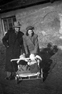 Otec Ladislav Cée s matkou Annou, v kočárku Vladislav Cée a sestra Marcela, Ostrava, 1946