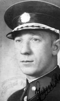 Otec Ladislav Cée v policejní uniformě, Ostrava, konec 30. let