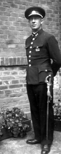 Otec Ladislav Cée v policejní uniformě