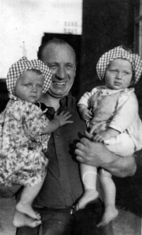 Otec Ladislav Cée s dvojčaty, vlevo dcera Marcela, vpravo syn Vladislav, Ostrava, 1946