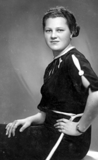 Matka Anna Cée, Ostrava, konec 30. let