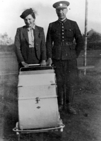 Otec Ladislav Cée a matka Anna, v kočárku zřejmě dcera Jana, Ostrava, 1943