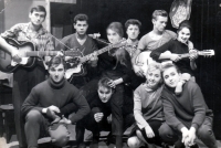 Vladislav Cée v horní řadě třetí zprava se školní kapelou, Železný Brod, první polovina 60. let