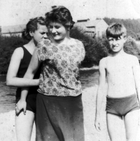 Vladislav Cée se svými sestrami, uprostřed Jana, vlevo Marcela, Železný Brod, druhá polovina 50. let