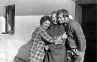 Vladislav Cée s matkou Annou a sestrou Janou, Krhová, polovina 80. let