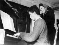 Vladislav Cée s matkou, Železný Brod, začátek 60. let